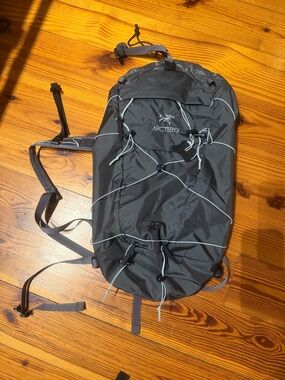 Arc'teryx cierzo 18 Black / charcoal Backpack NWOT
